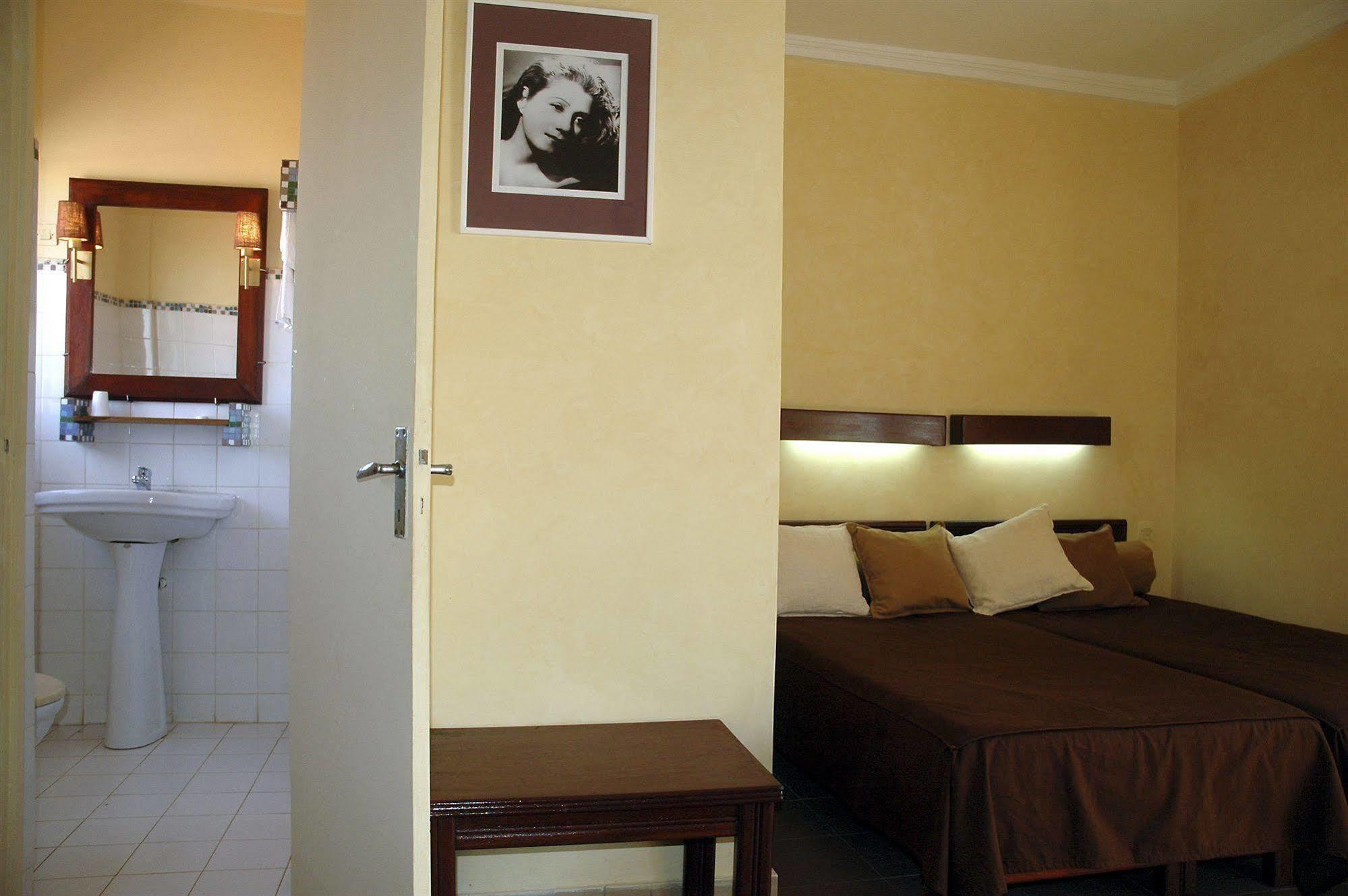 Hotel De La Poste Saint-Louis Bagian luar foto